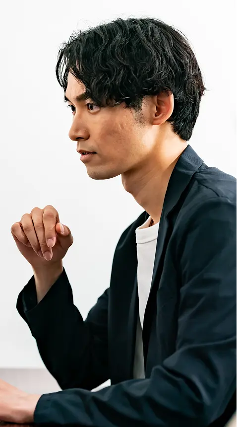 男性の横顔の写真