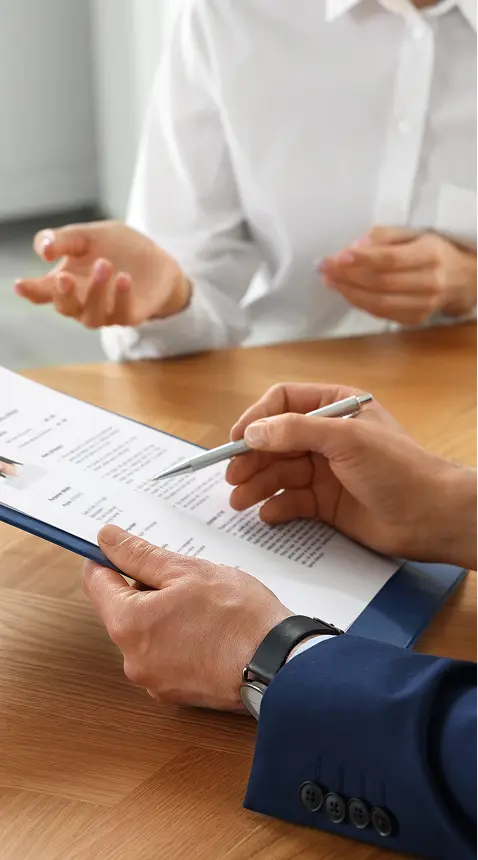 資料を確認する男性の手元の写真