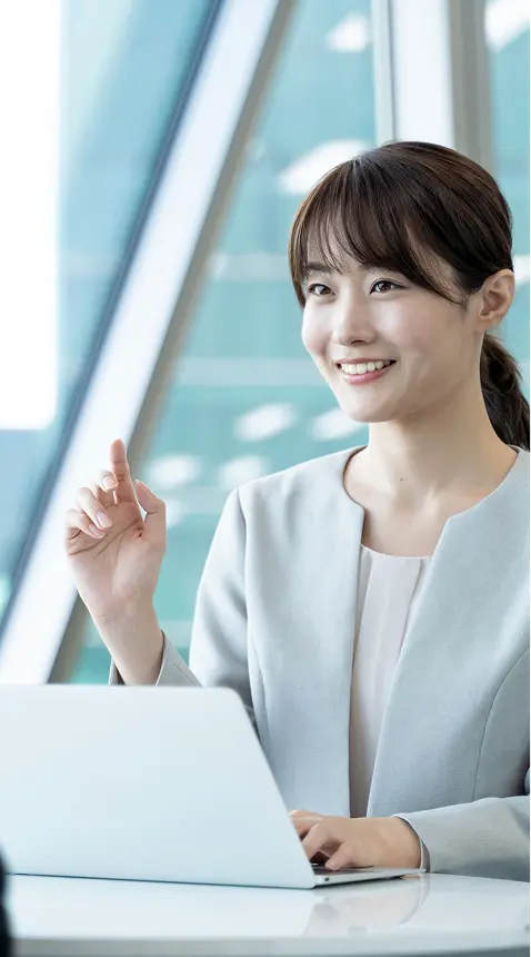 ノートパソコンを操作している女性の写真