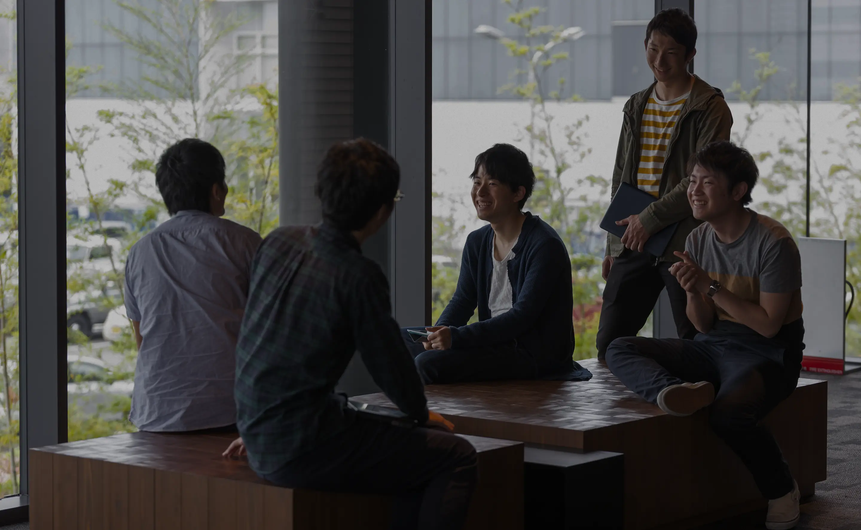 フリースペースで談笑する5人の男性の写真