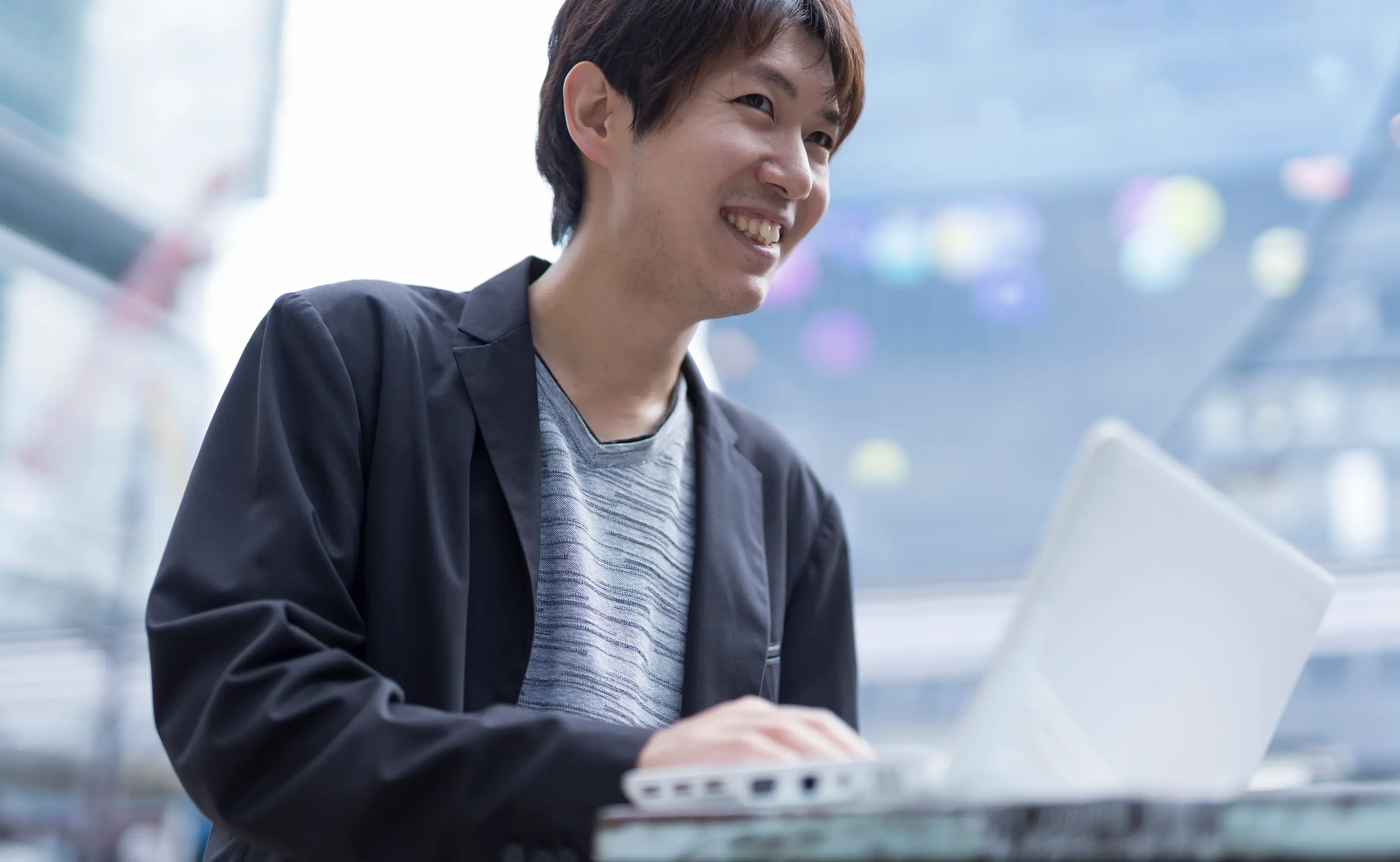 ノートパソコンを操作している男性